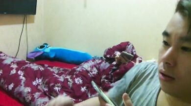 《居家摄像头破解》小伙和漂亮女友之间的私密生活被曝光 (5)