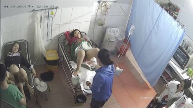 2024-4月新流出❤️黑客破解乡镇卫生院妇产科监控摄像头偷拍❤️孕妇这的医生牛叉穿着便衣就敢手术 (19)