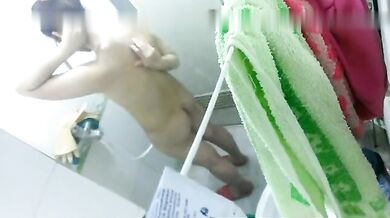 出租屋二房东通风管道透气孔偷拍气质眼镜女租客洗澡蹲着用花沙洗逼逼